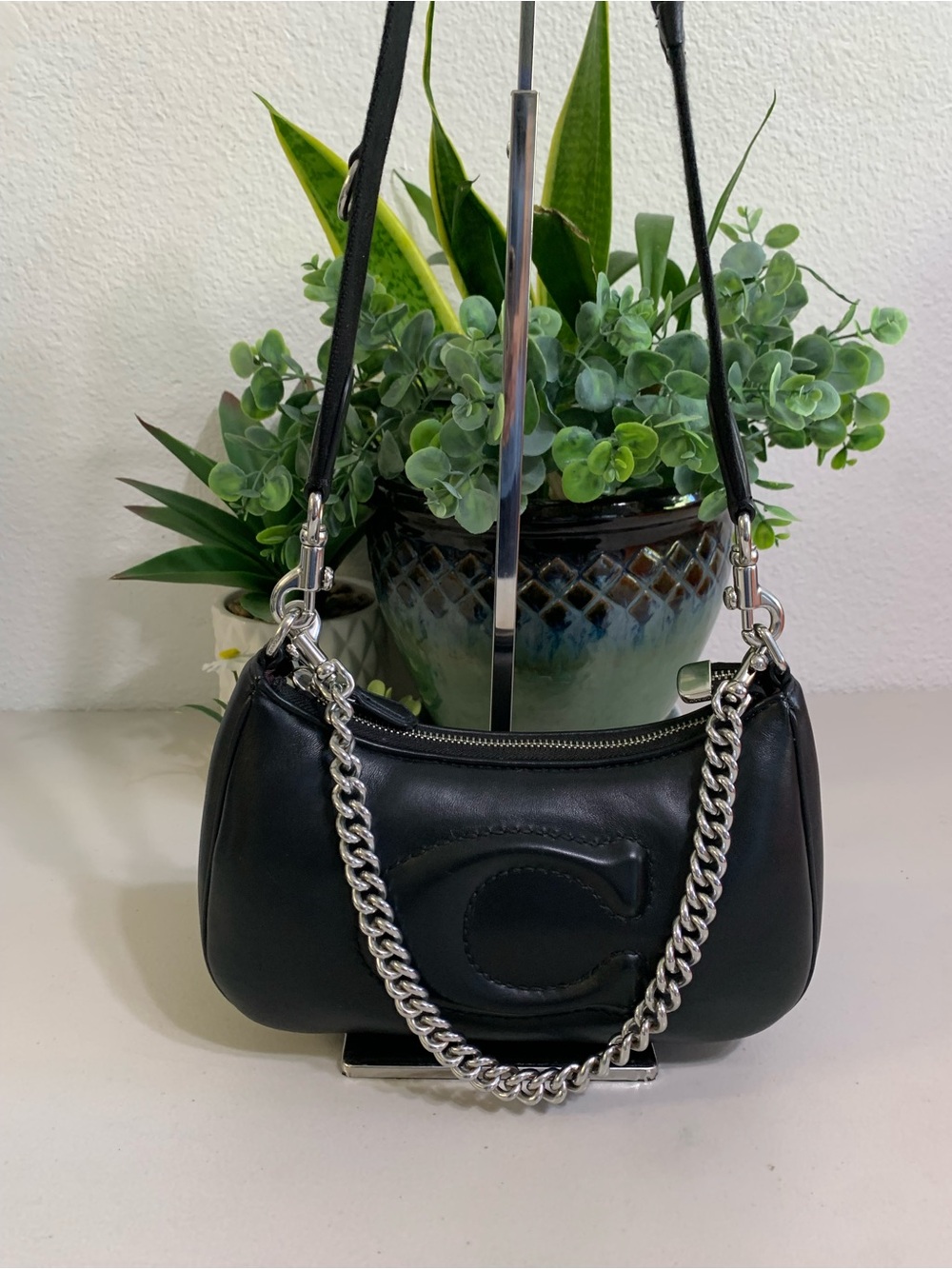 👜💕 Coach Black Leather Shoulder Bag with Chain Strap